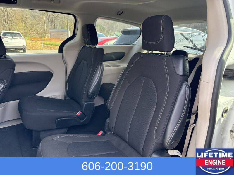 2023 Chrysler Voyager LX