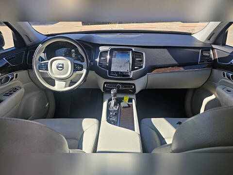 2017 Volvo XC90 T6 Momentum