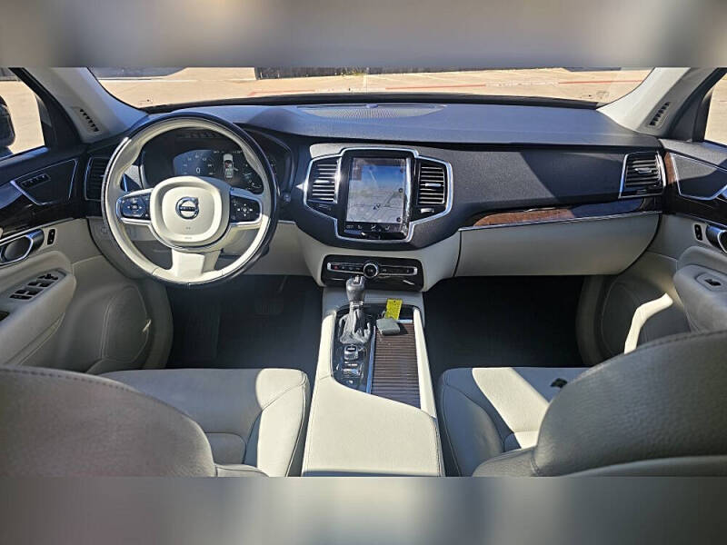 2017 Volvo XC90 T6 Momentum