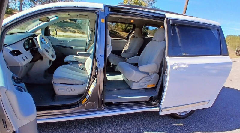 2011 Toyota Sienna LE 7-Passenger