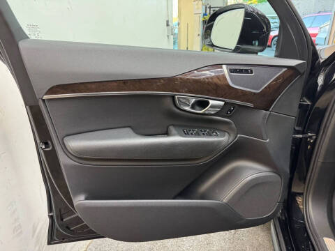 2016 Volvo XC90 T6 Momentum