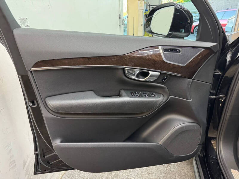 2016 Volvo XC90 T6 Momentum