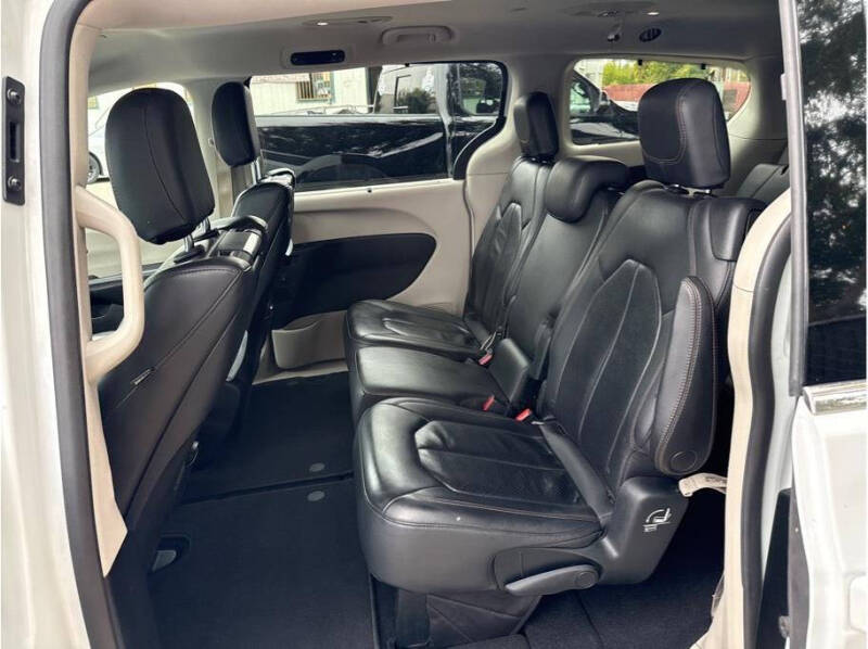 2017 Chrysler Pacifica Touring-L Plus