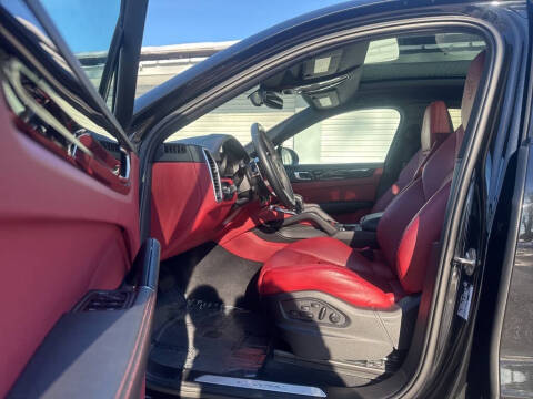 2023 Porsche Cayenne Coupe Platinum Edition