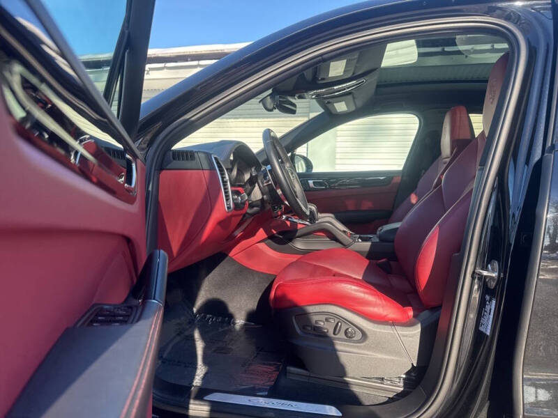 2023 Porsche Cayenne Coupe Platinum Edition