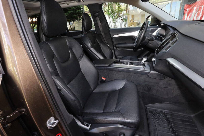 2016 Volvo XC90 T6 Momentum