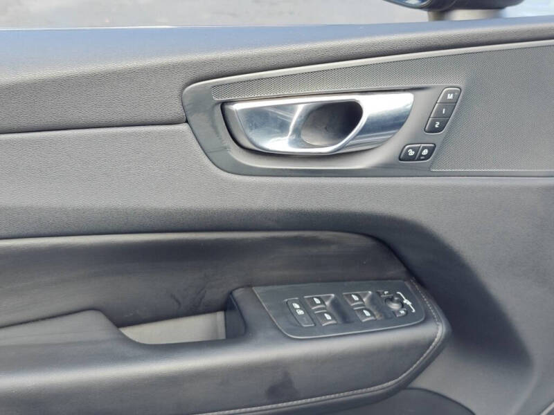 2025 Volvo XC60 B5 Plus Dark Theme