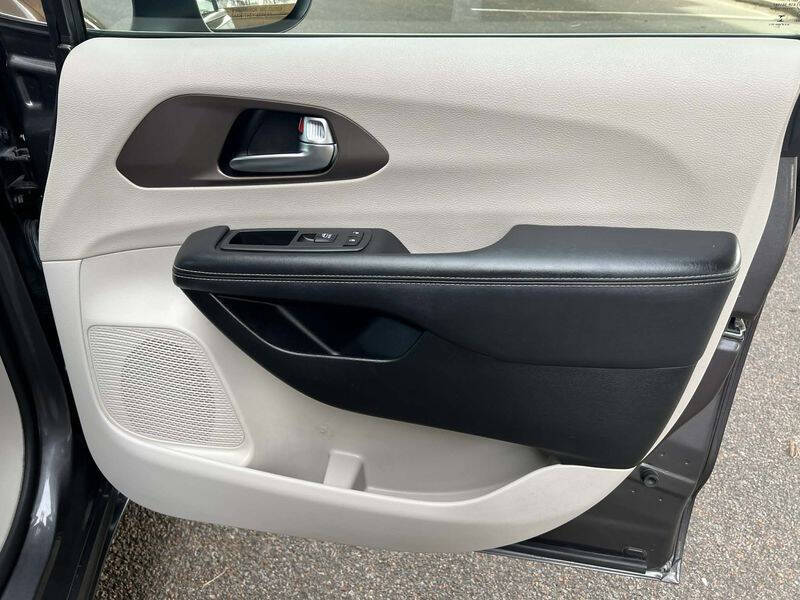 2022 Chrysler Voyager LX