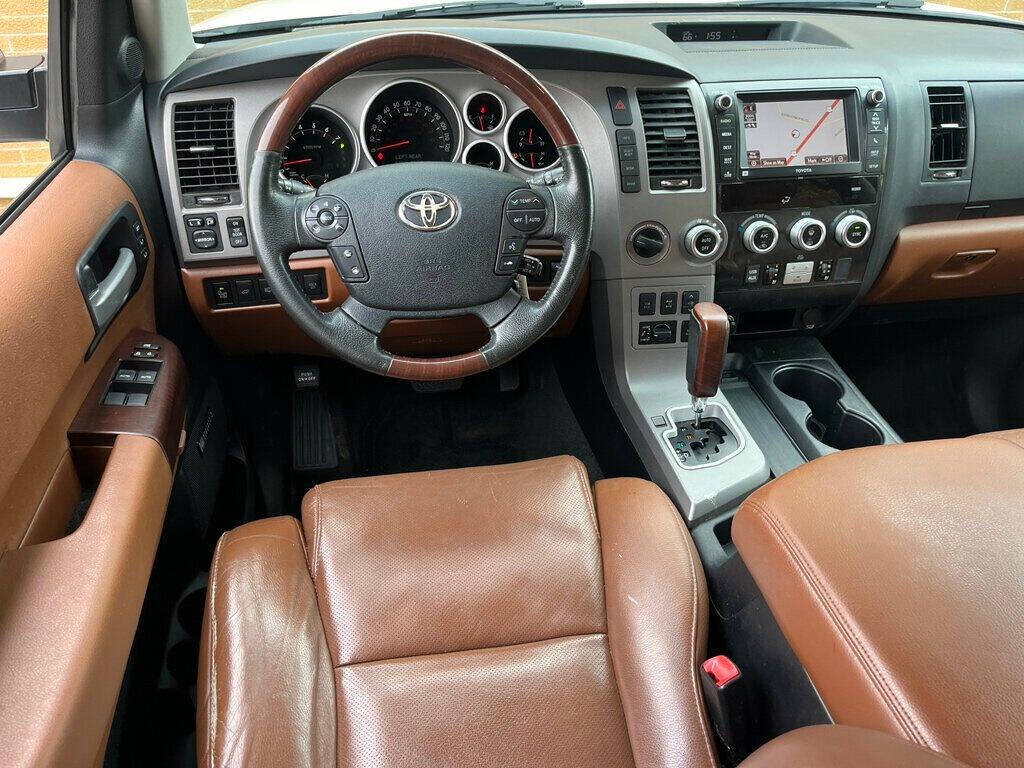 2013 Toyota Sequoia 32