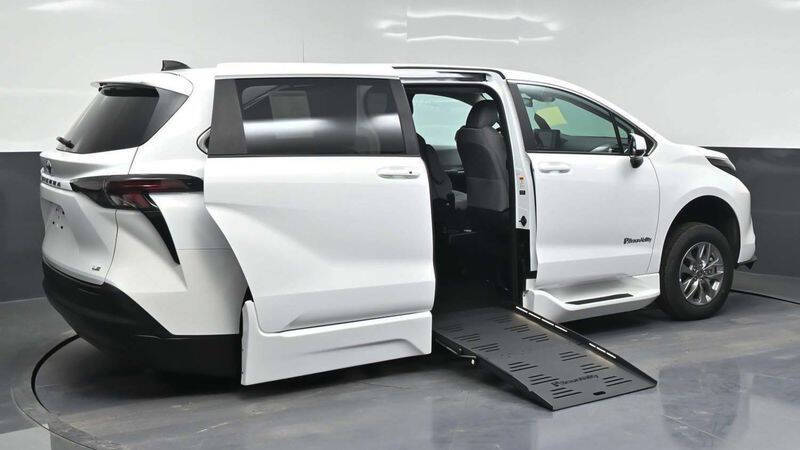 2025 Toyota Sienna LE 8-Passenger