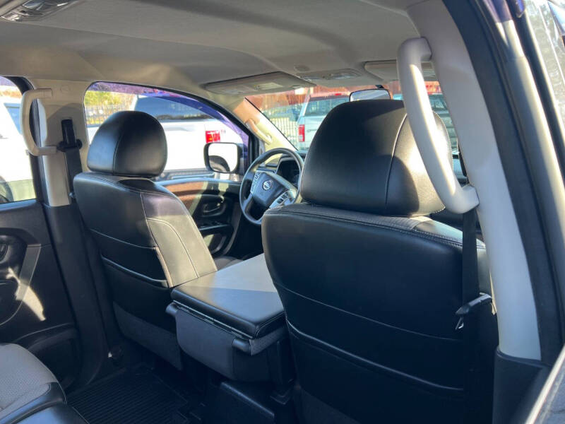 2017 Nissan Titan SV