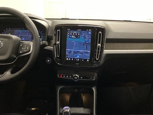 2025 Volvo XC40 B5 Plus Bright Theme