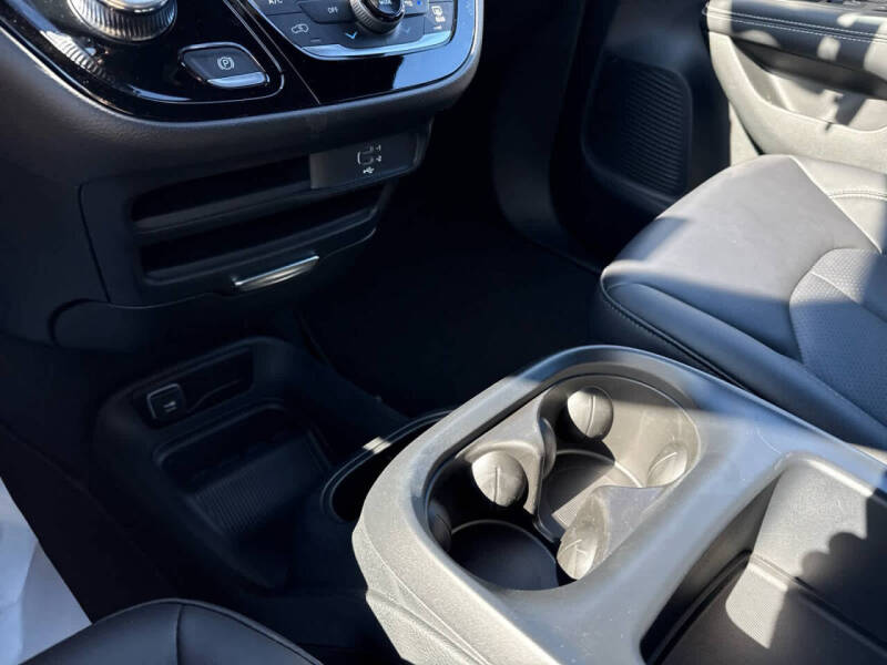 2026 Chrysler Voyager LX