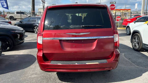 2011 Chrysler Town and Country Touring-L