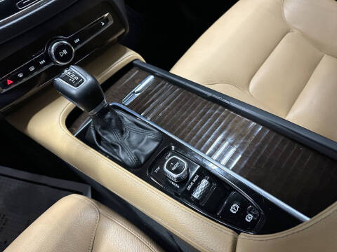 2016 Volvo XC90 T6 Momentum