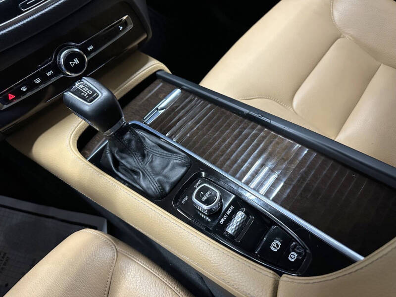 2016 Volvo XC90 T6 Momentum