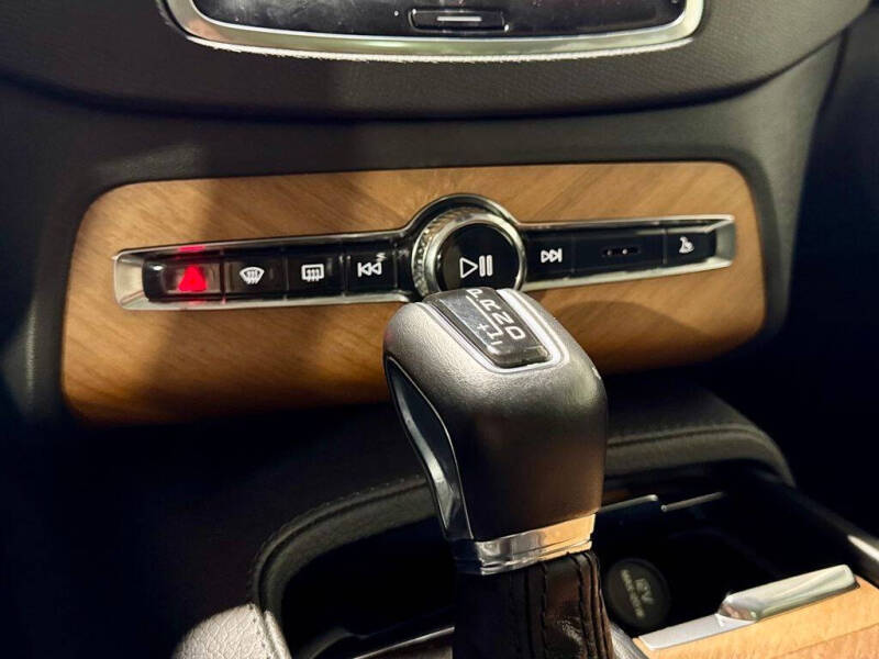 2022 Volvo XC90 T6 Momentum 6-Passenger