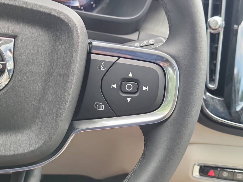 2024 Volvo XC40 B5 Ultimate Dark Theme