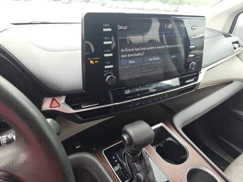 2022 Toyota Sienna LE 8-Passenger