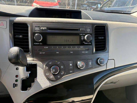 2012 Toyota Sienna LE 8-Passenger