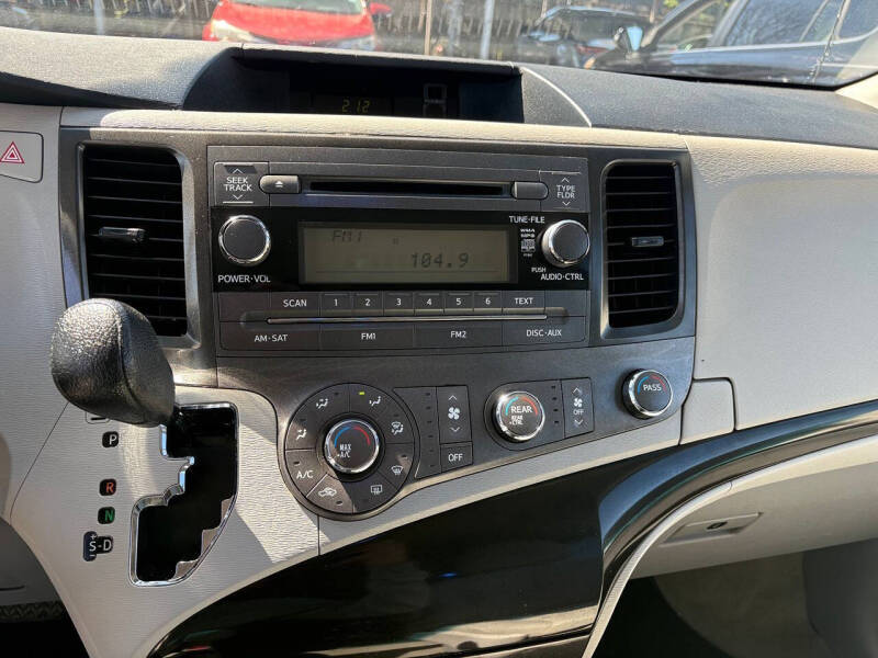 2012 Toyota Sienna LE 8-Passenger