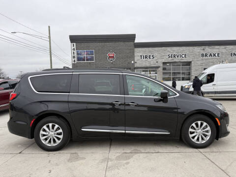 2017 Chrysler Pacifica Touring-L
