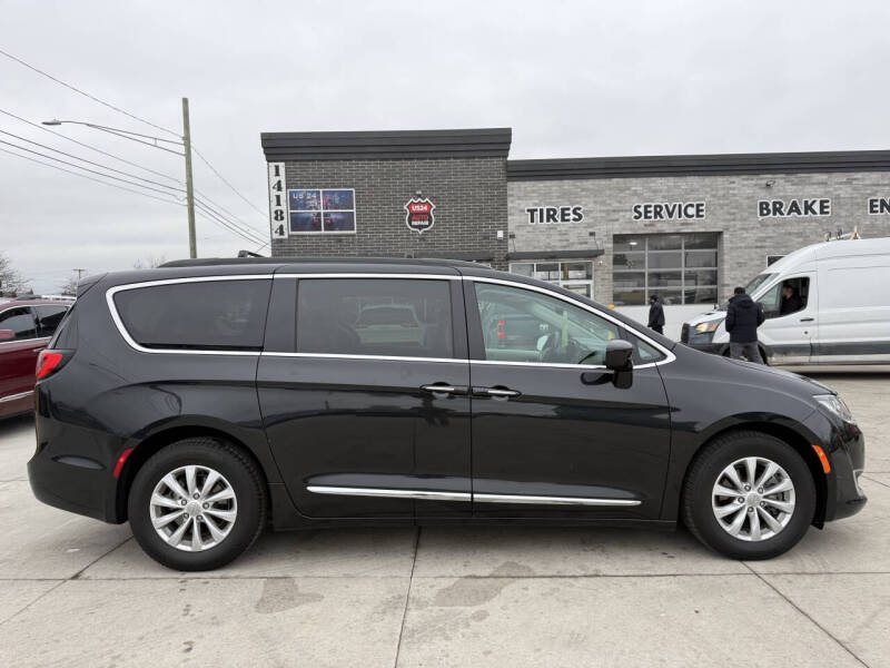 2017 Chrysler Pacifica Touring-L