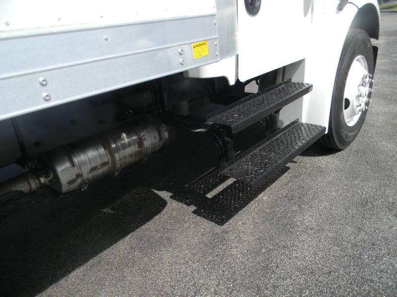 2023 Freightliner M2 106