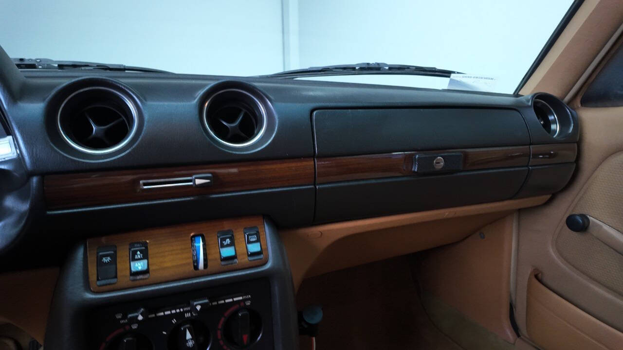 1983 Mercedes-Benz 240-Class 36