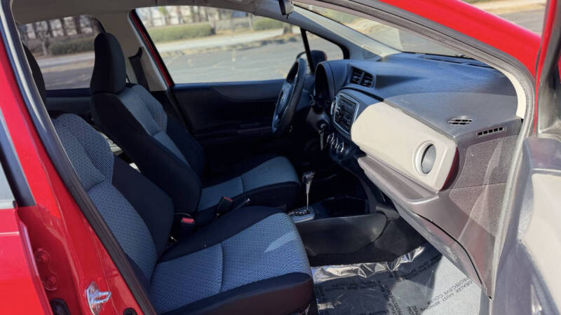 2012 Toyota Yaris 5-Door SE