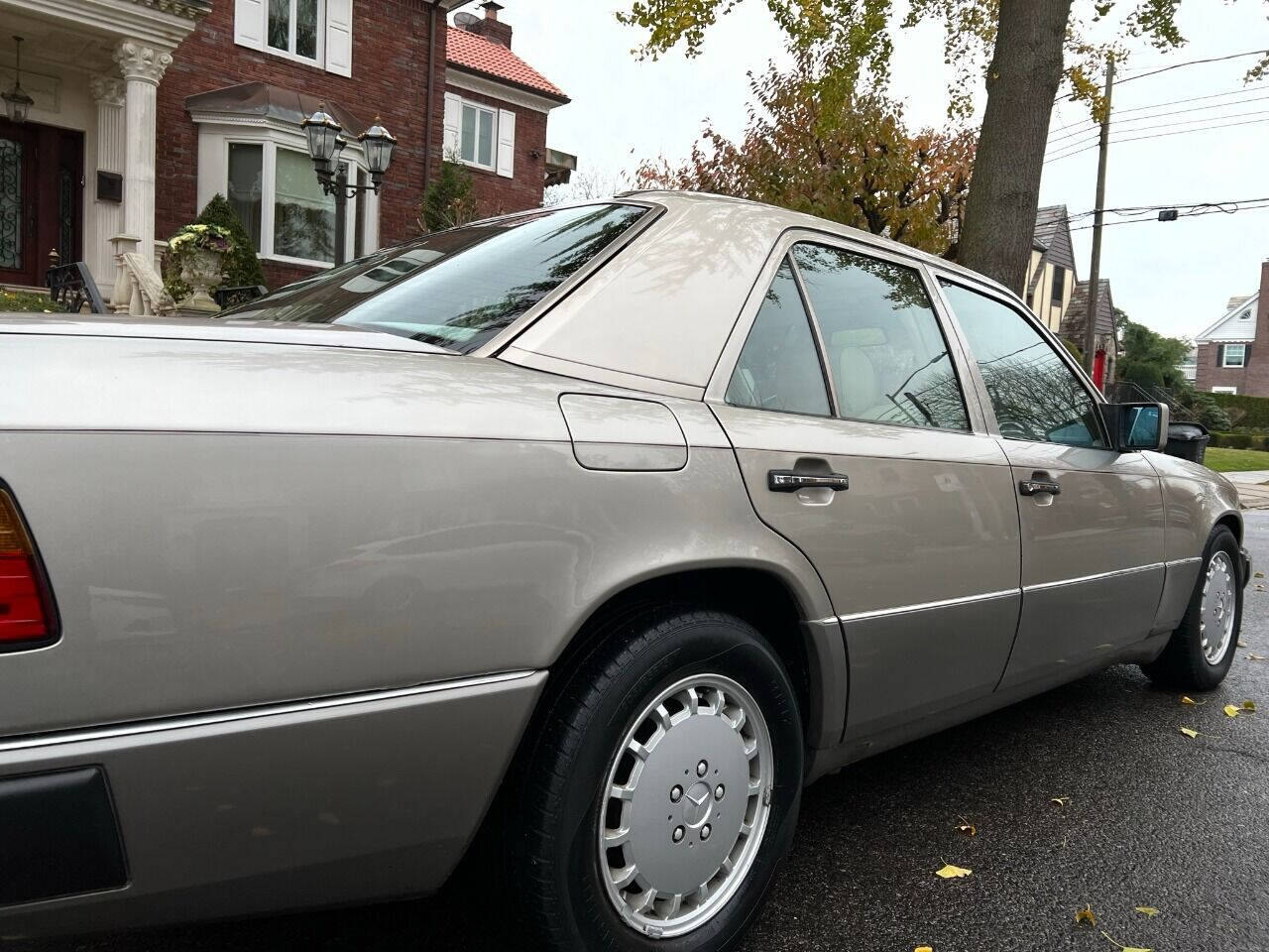 1990 Mercedes-Benz 300-Class  - $6,900