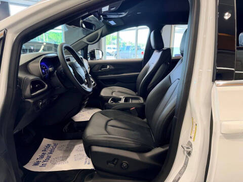2027 Chrysler Pacifica Select