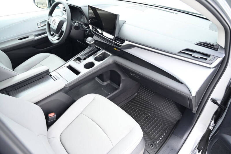 2025 Toyota Sienna XLE 8-Passenger