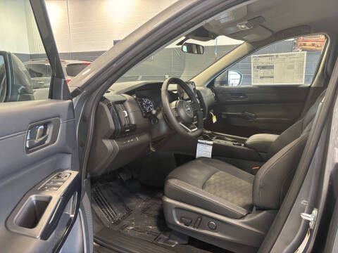 2025 Nissan Pathfinder SV