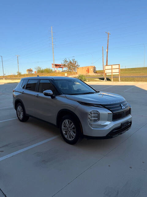 2022 Mitsubishi Outlander ES's photo