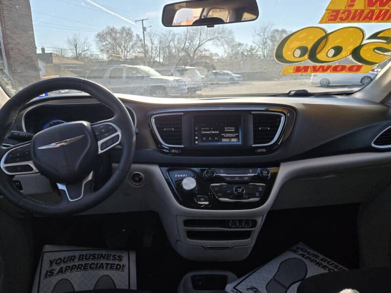 2022 Chrysler Voyager LX