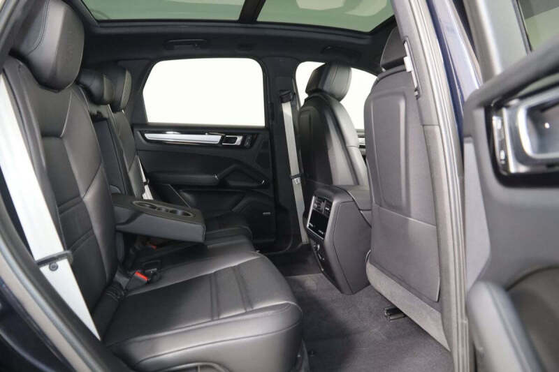 2023 Porsche Cayenne Platinum Edition