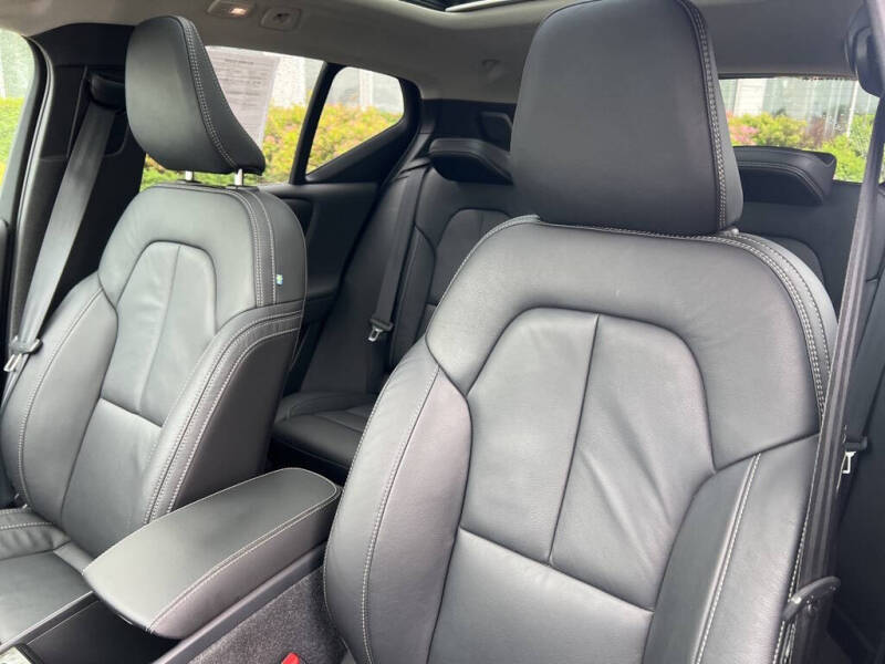 2023 Volvo XC40 B5 Plus Dark Theme