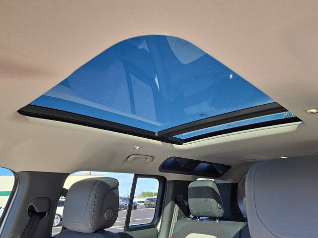 2024 Land Rover Defender 110 P400 X-Dynamic SE