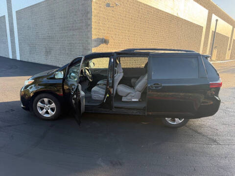 2015 Toyota Sienna LE 7-Passenger Auto Access Seat