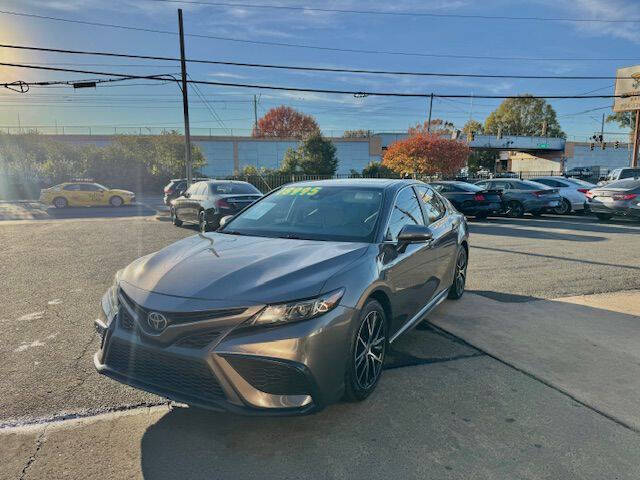 2022 Toyota Camry SE's photo