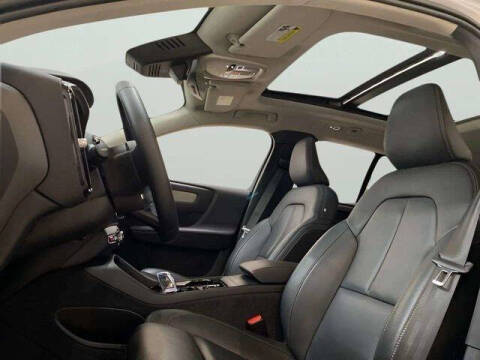 2025 Volvo XC40 B5 Plus Bright Theme