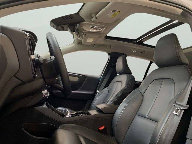 2025 Volvo XC40 B5 Plus Bright Theme