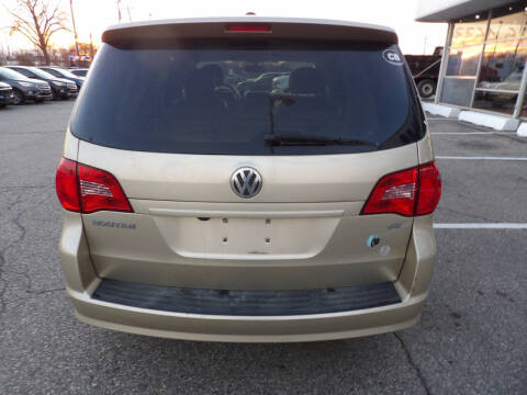 2010 Volkswagen Routan SE