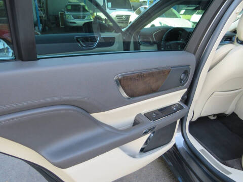 2017 Lincoln Continental Select