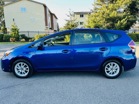 2016 Toyota Prius v Three