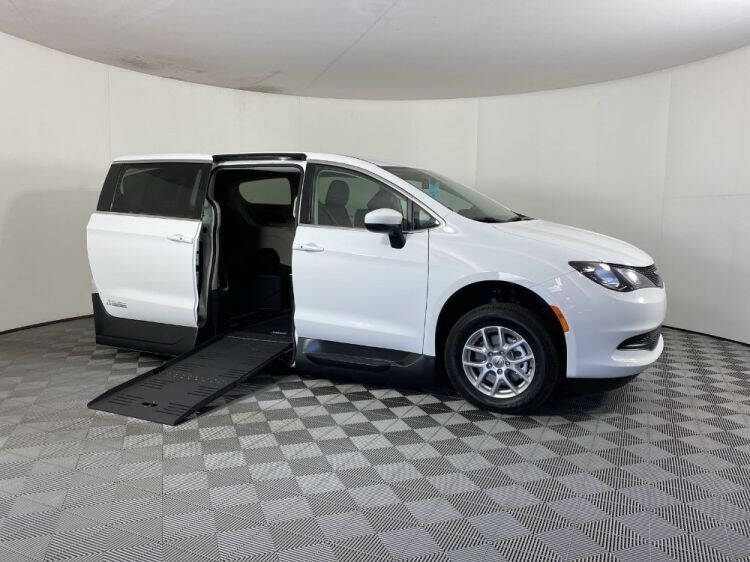 2022 Chrysler Voyager LX