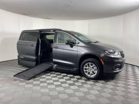 2022 Chrysler Pacifica for sale at AMS Vans in Tucker GA