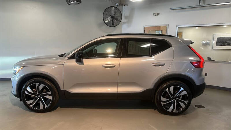 2023 Volvo XC40 B5 Plus Dark Theme