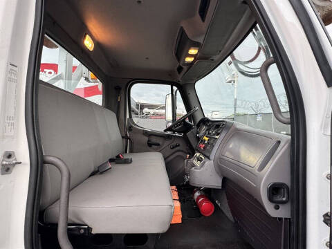 2017 Freightliner M2 106